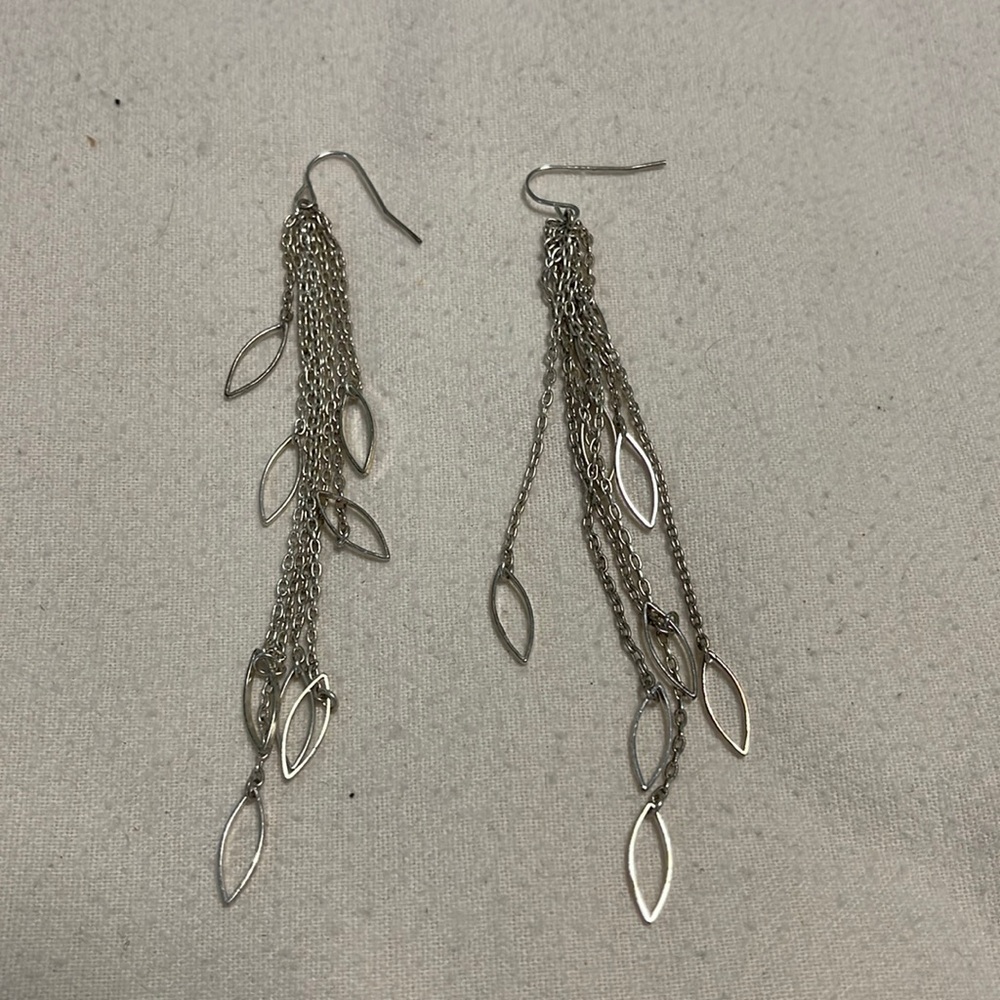 Silver asymmetrical length earrings*